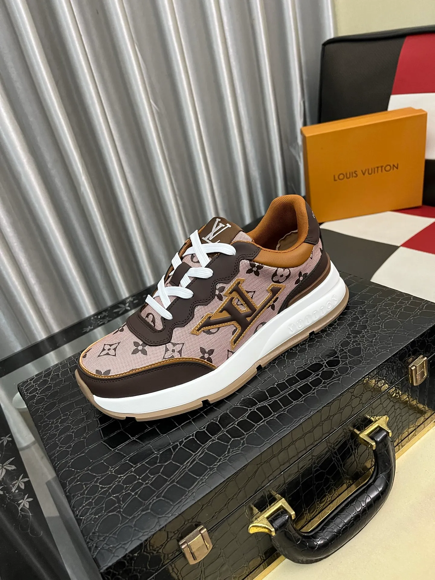 Men's Men's Shoes 💰: 438⌚️⌚️LV Louis Vuitton. The latest fashionable casual shoes are popular in physical stores. New spring and summer comfortable imported custom original cowhide, unique jacquard fabric element design. With sheepskin lining, Lv original bottom, [sun][sun] high-end packaging and high quality💪Details determine the quality, you can enter and leave the counter at will, welcome to compare🇮🇹Number of sizes 38-442️⃣colors available